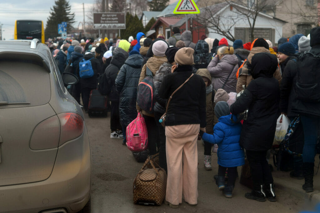 On the Ukrainian side of the border. The Polish border town of Medyka is only a few kilometers away from the crowd of people waiting. Many of the people who were still waiting here to leave the war country have now arrived in Germany and are looking for accommodation. Photo: Lena Reiner