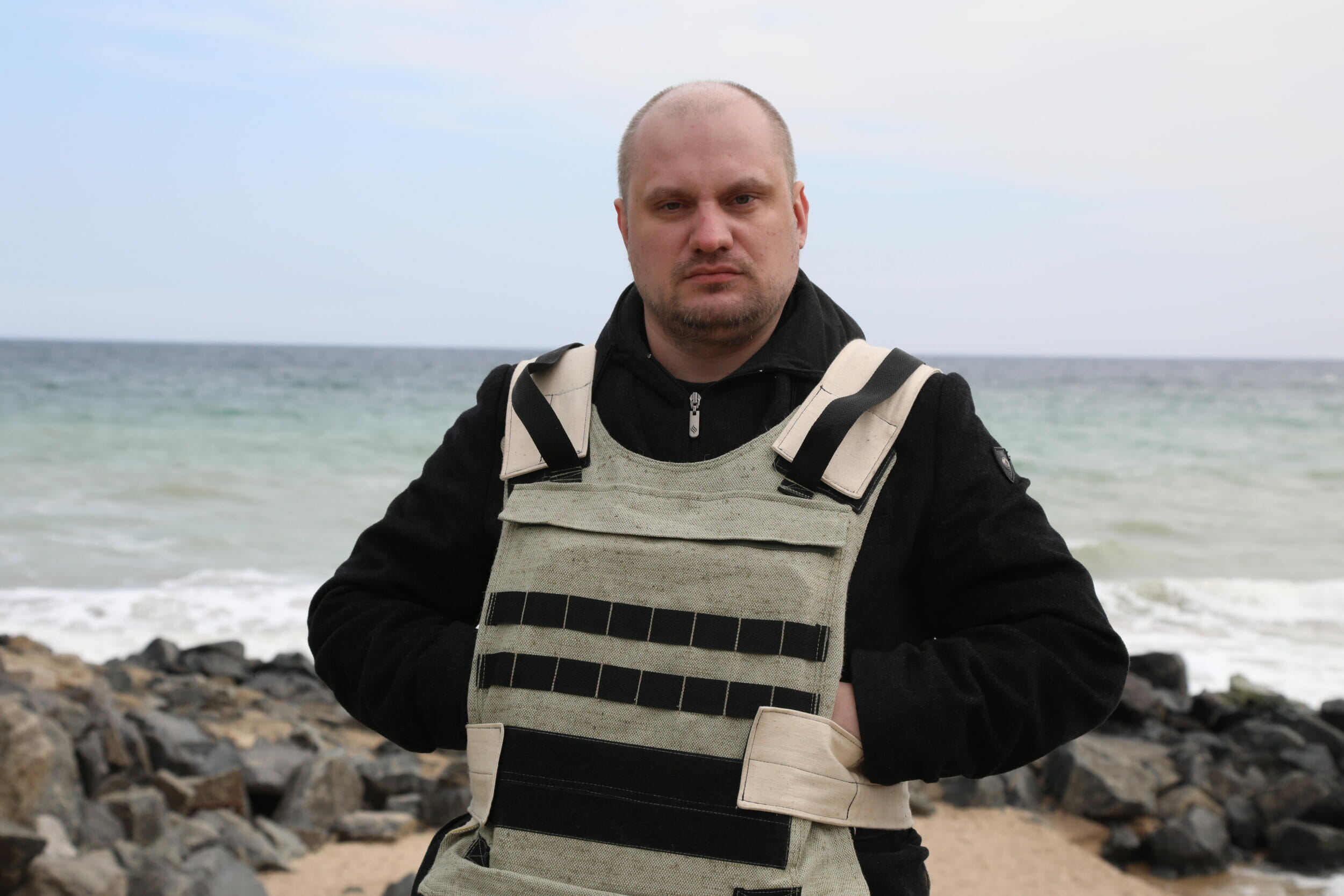 Sergey Panashchuk with bulletproof vest on Odesa beach. Photo: Nina Lyashonok/Нина Ляшонок