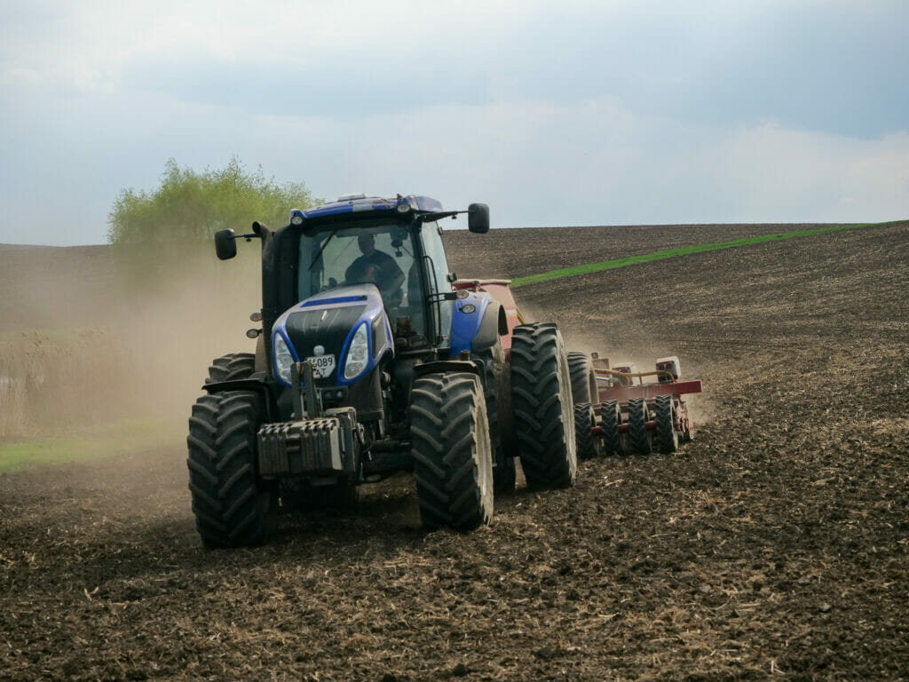 Michael Dihlmann cultivates around 550 hectares of land near Ivano-Frankivsk. To do this, he commutes between his organic farm in the Stendal district and the Ukraine. He is a 14th generation farmer.
