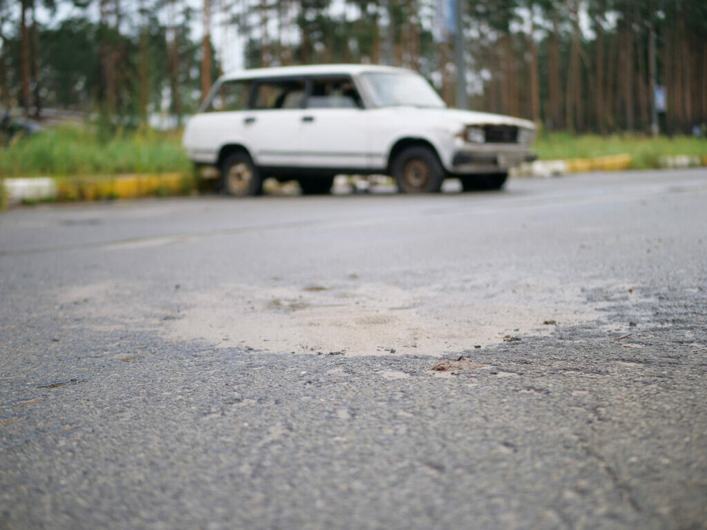 Ein Autofriedhof an der Universitetska Straße, Ecke Matrosova Straße, in Irpin.