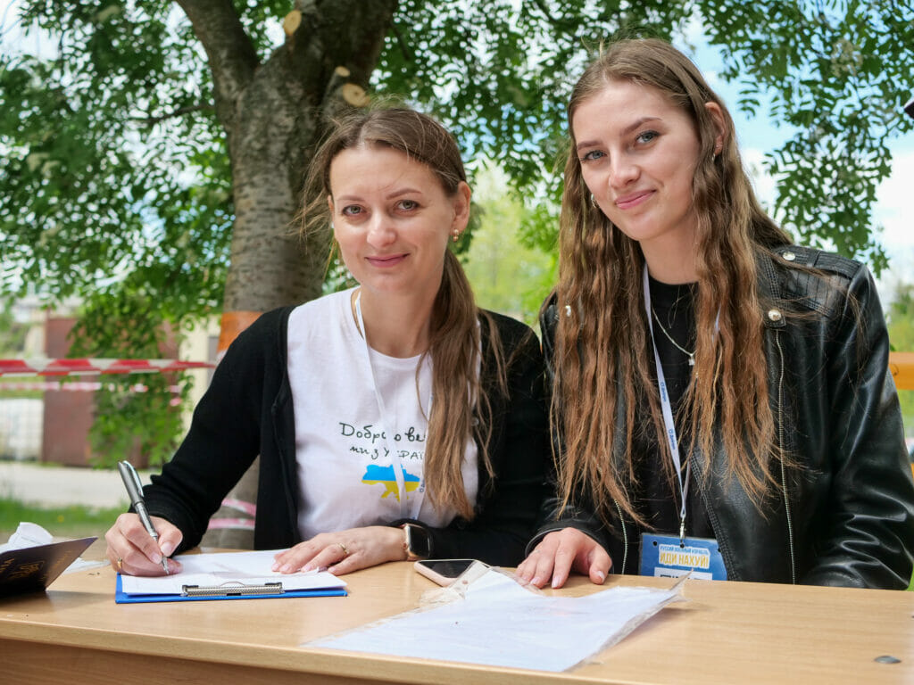 Vasilisa and daughter Diana Spichak take care of registration in the entrance area.