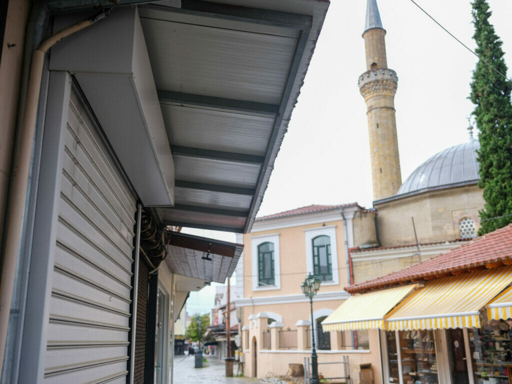 The percentage of Muslims is high in Komotini as well as the mistrust towards (foreign) journalists. People in the street talk to us friendly but when they learn we are journalists they suddenly have something urgent to do even if it is obvious they are not in any hurry at all.